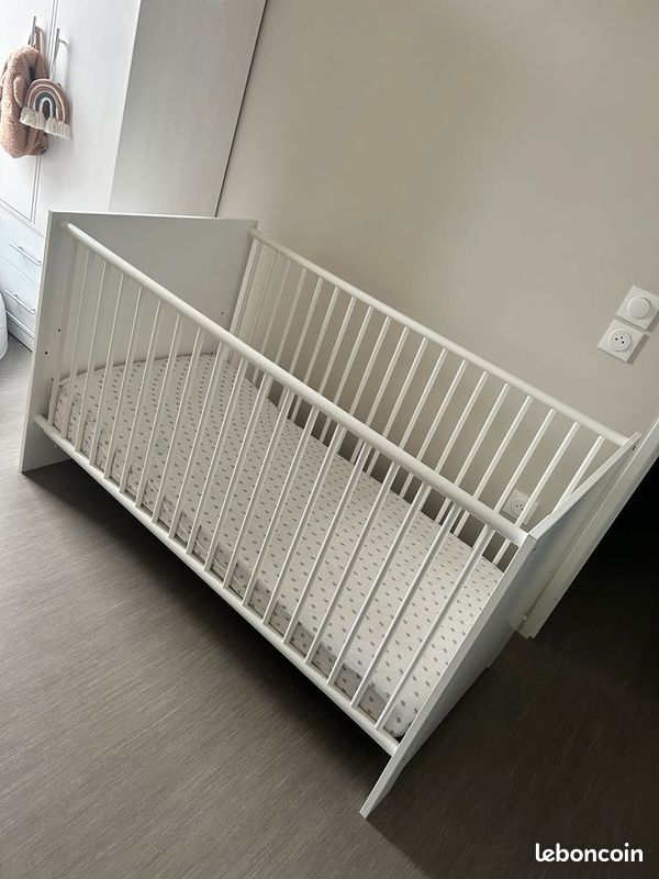 Lit à barreaux avec matelas plan incliné au niveau de la tête (image 1)