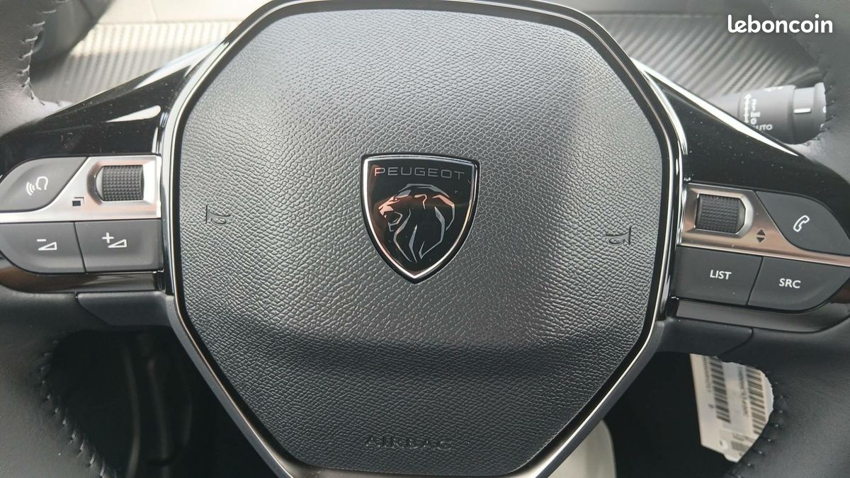 PEUGEOT 2008 Hybrid 145 e-DCS6 Allure (image 16)