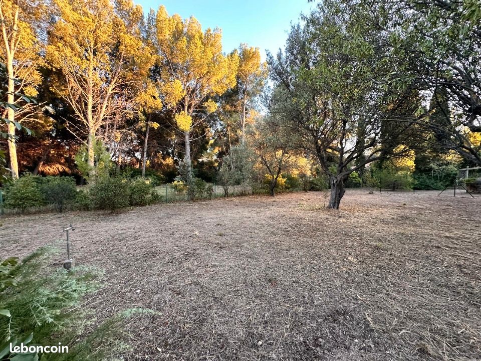 Terrain 360 m² · à Pertuis · 135 000 €