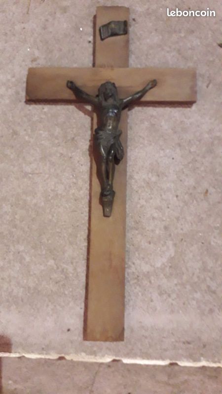 Christ en bronze sur croix en bois (image 1)