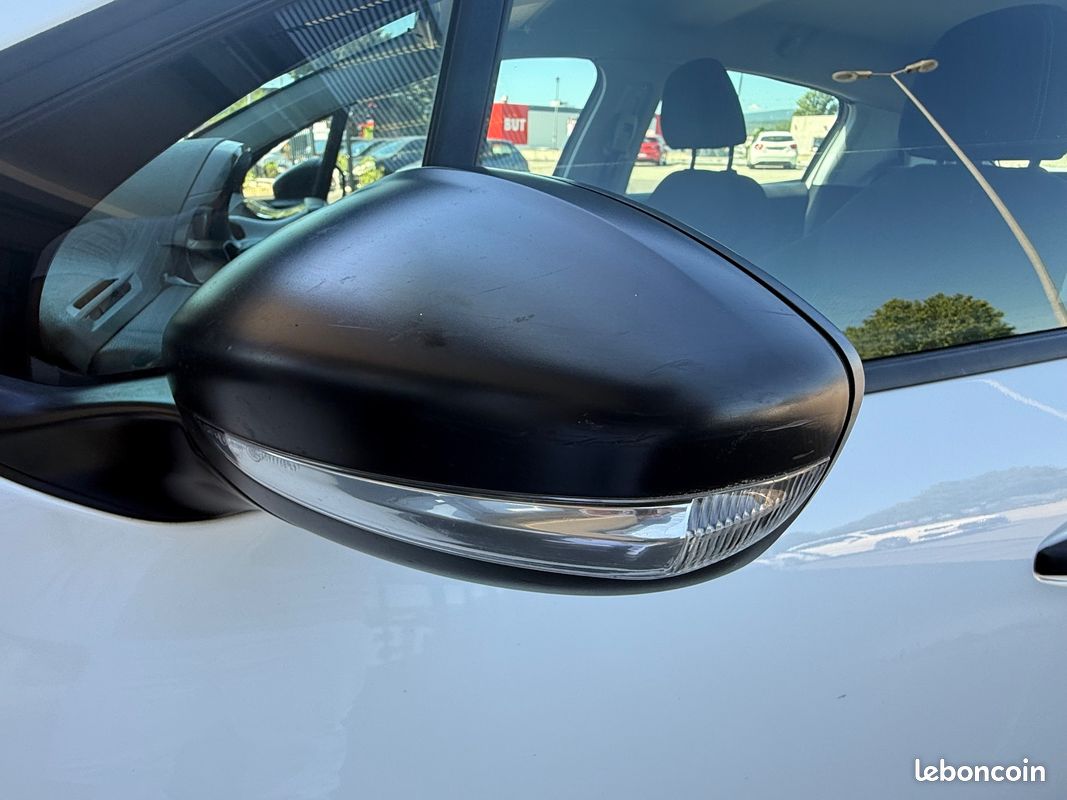Peugeot 208 1.6 bluehdi 75ch premium (image 27)