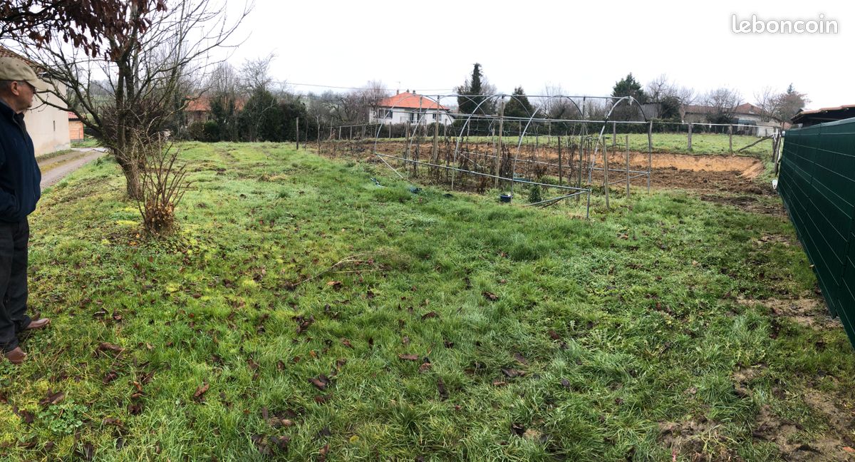 Terrain constructible viabilisé · à Saint-Julien-sur-Veyle · 60 000 €