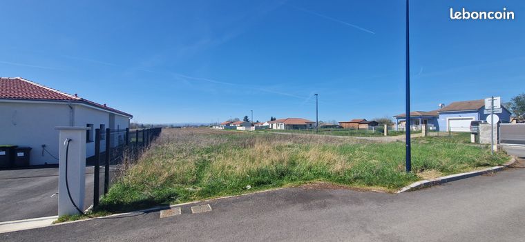 Terrain constructible de 693 m2 Maringues