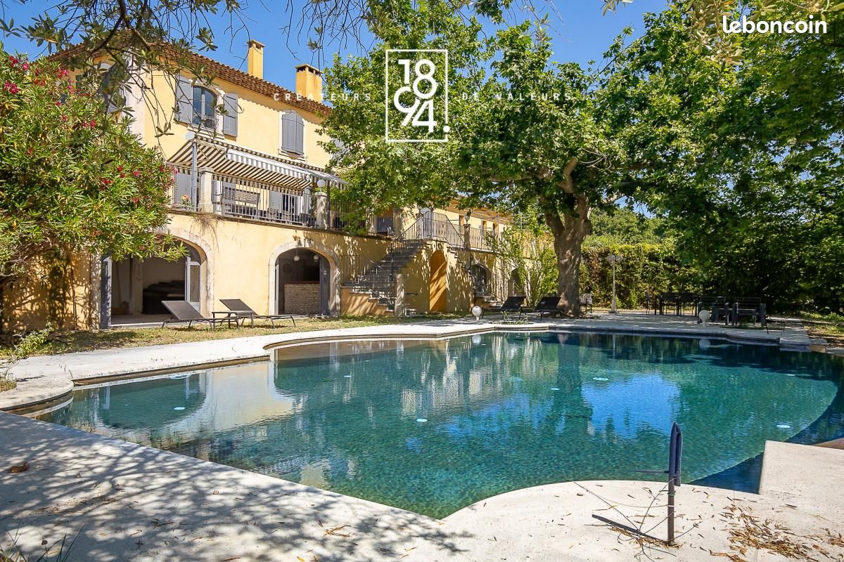 Maison 12 pièces 450 m² · à La Tour-d'Aigues · 450 m² · 1 890 000 €