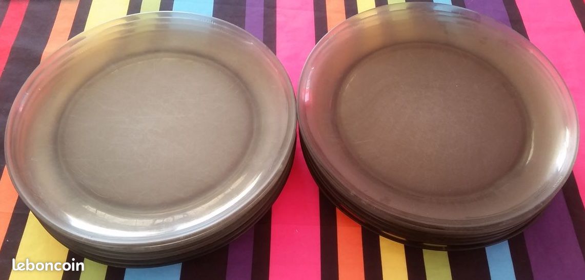 14 assiettes en verre marron (image 1)