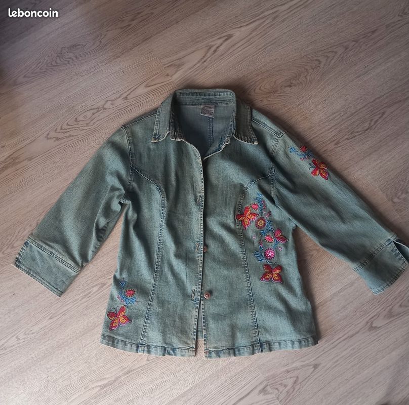 Veste en jean avec broderies style Bohême fleurs et papillons la