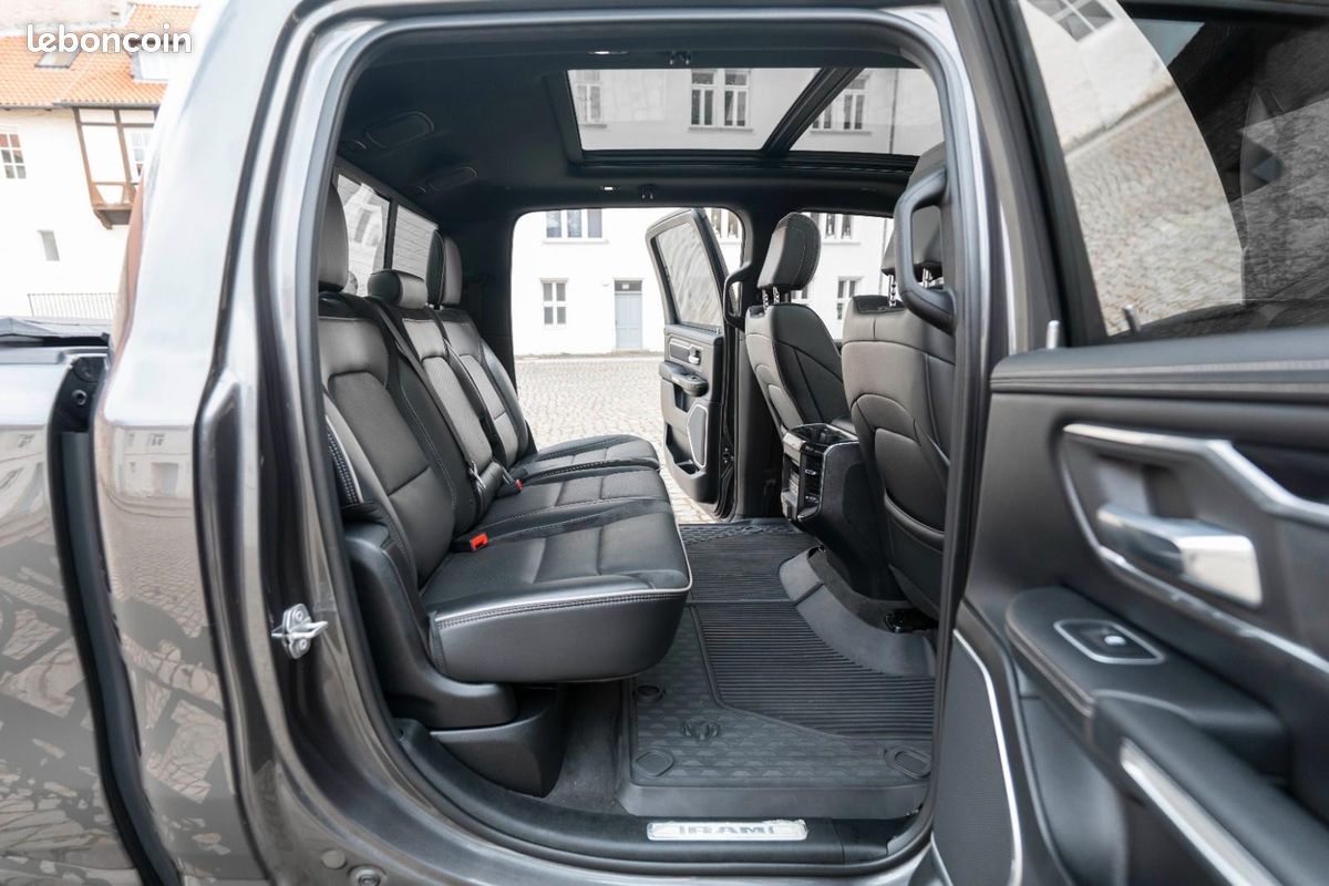 Dodge RAM 1500 Laramie 5.7 V8 HEMI eTorque 401 ch 4x4 – Toit pano – 360° – GPL (image 35)