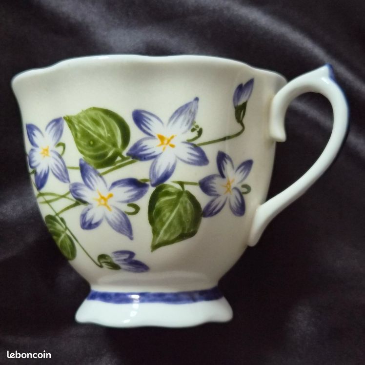 Ensemble Tasse à Thé et Soucoupe Vintage - Décor Floral Peint à la Main (image 2)