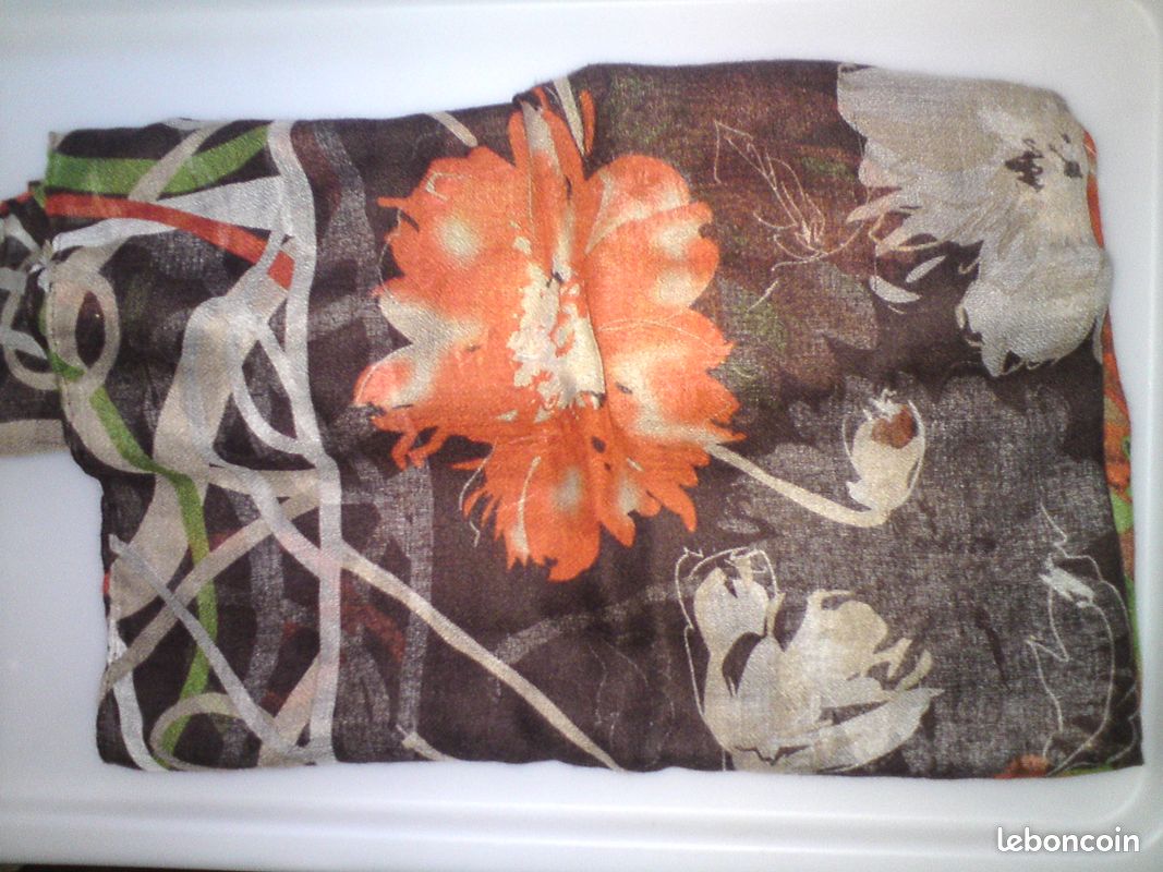 Etole ou Paréo Grand foulard Motifs multicolores de fleurs (beige, orange, vert, sur fond brun) (image 1)