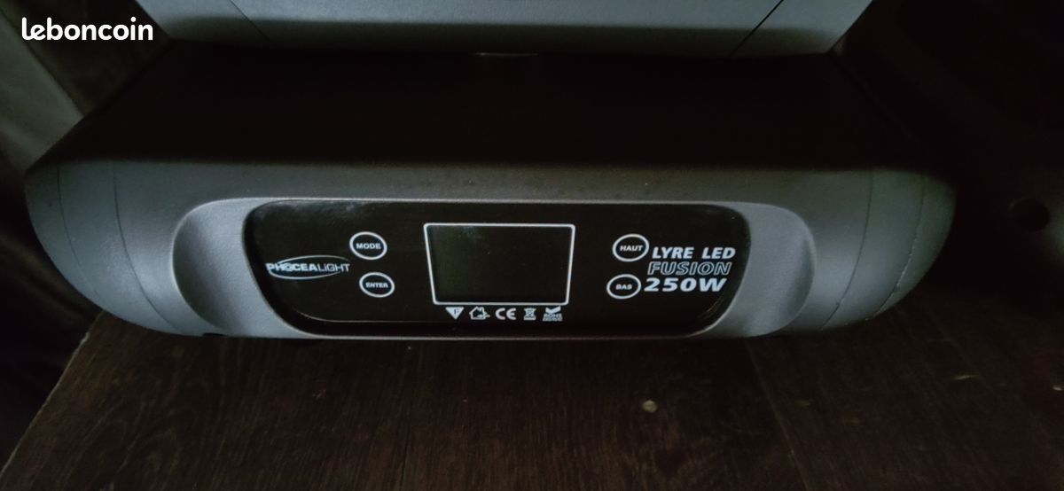 Paire de Lyre led 250w Spot / Beam / Wash + flight case en parfait état (image 4)