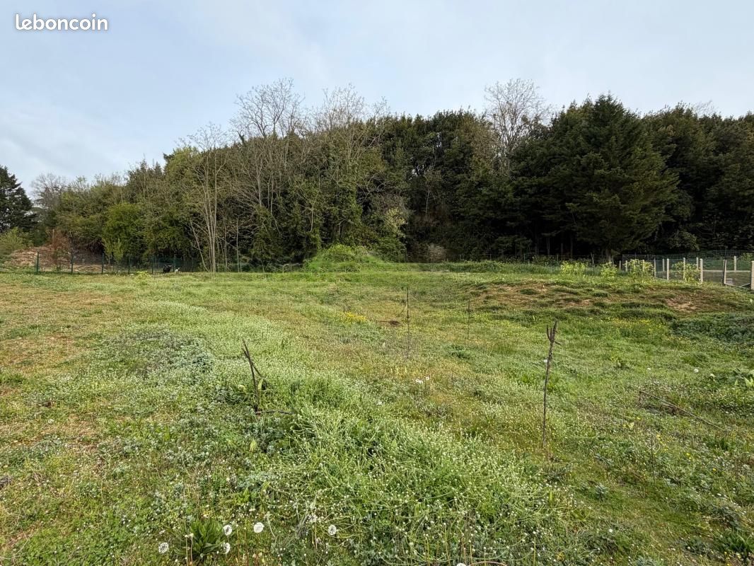 Terrain 1 800 m² Bourg · 90 000 €