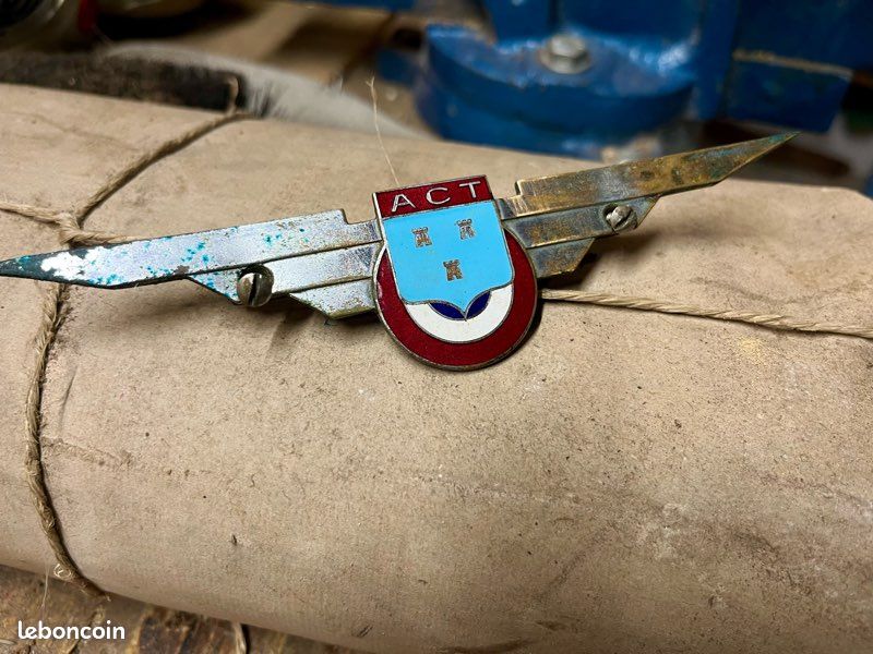 Insigne / Badge de calandre ancien Automobile Club de Touraine (Tours) (image 1)