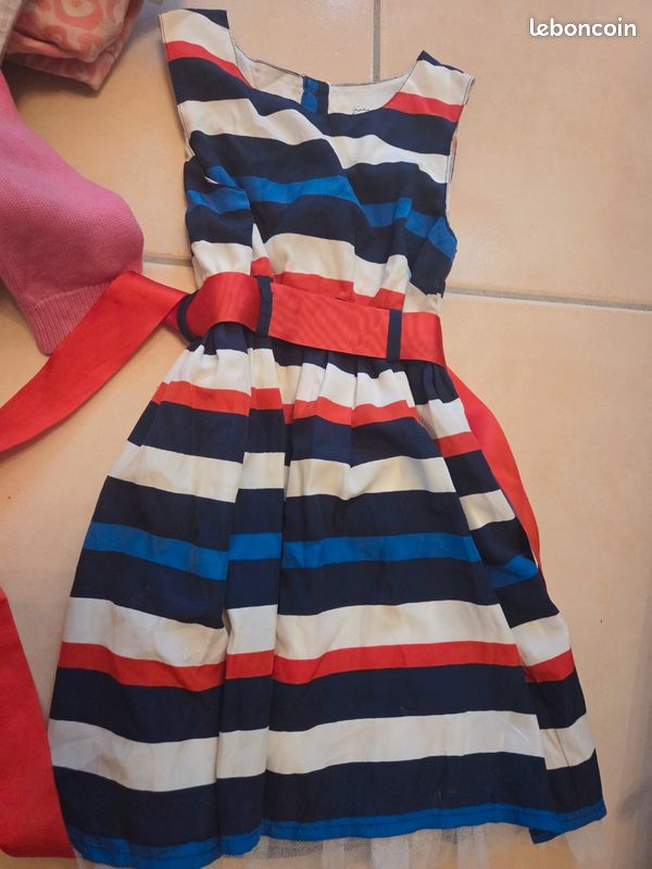Lots de vêtements fille 4-5 ans
Robes - t-shirt - pull - gilet - veste - leggings (image 8)