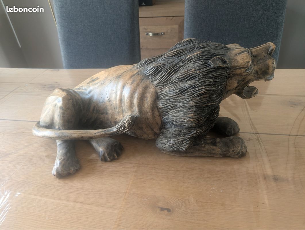 Lion en bois (image 1)