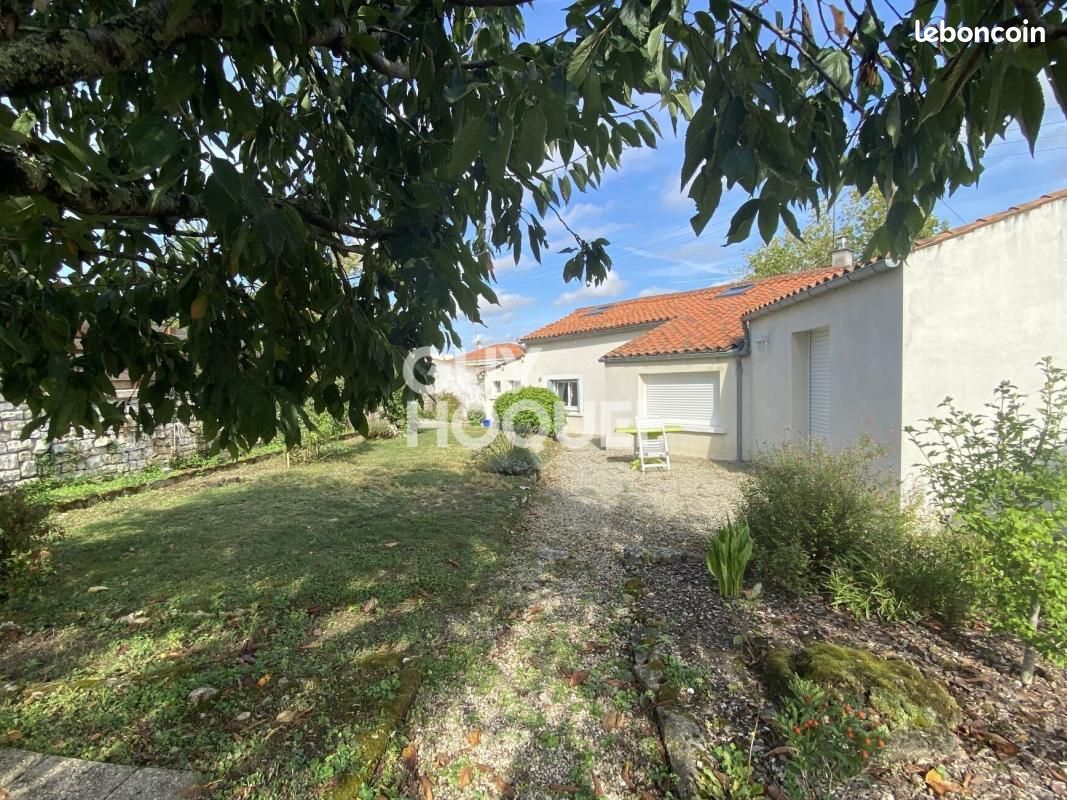 Maison 4 pièces 90 m² · à Fontenay-le-Comte · 90 m² · 850 €