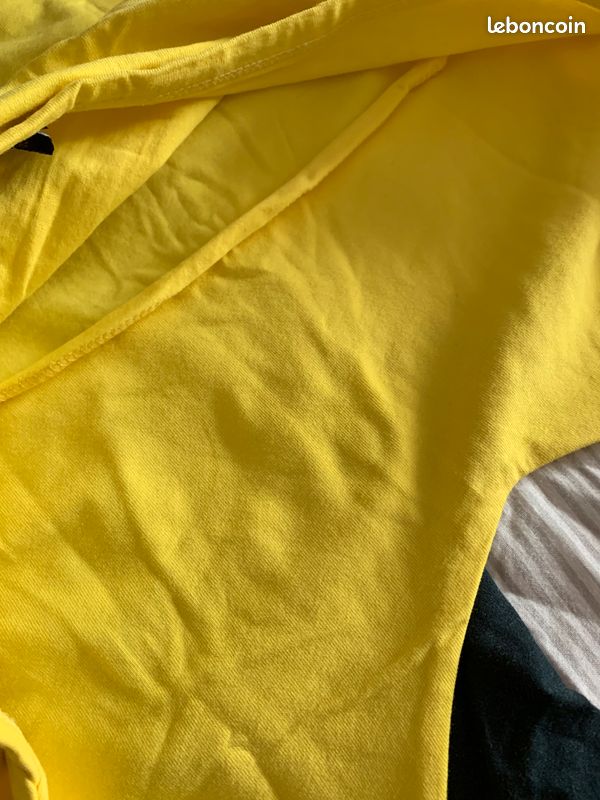 Top, attache tour de cou, superbe jaune, doublé au niveau de la poitrine 90% coton 10% lycra Taille L sur l’étiquette mais c’est plutôt un M (image 2)