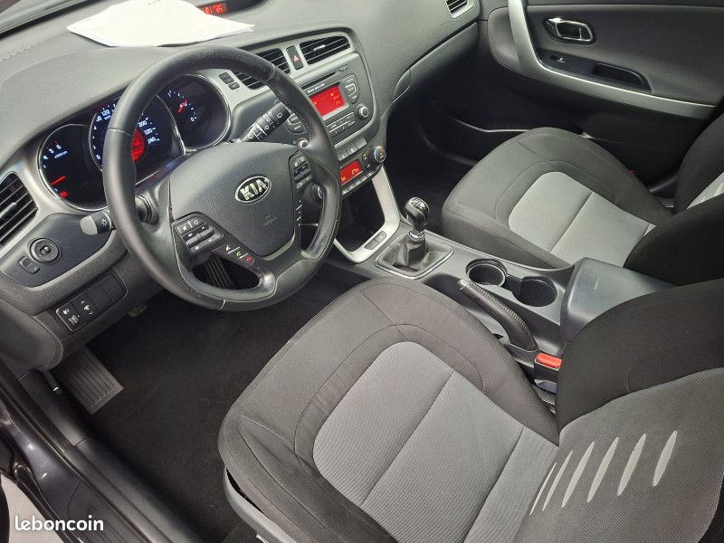 Kia CEE'D 1.6 crdi 128 ch Active Visio / Toit pano / Régulateur / Radar / 1ère main / (image 15)