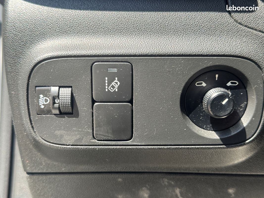 CITROEN C3 III 1.6 BLUE HDI 75 FEEL 75Ch Apple carplay Régulateur de vitesse Garantie 12 mois (image 19)