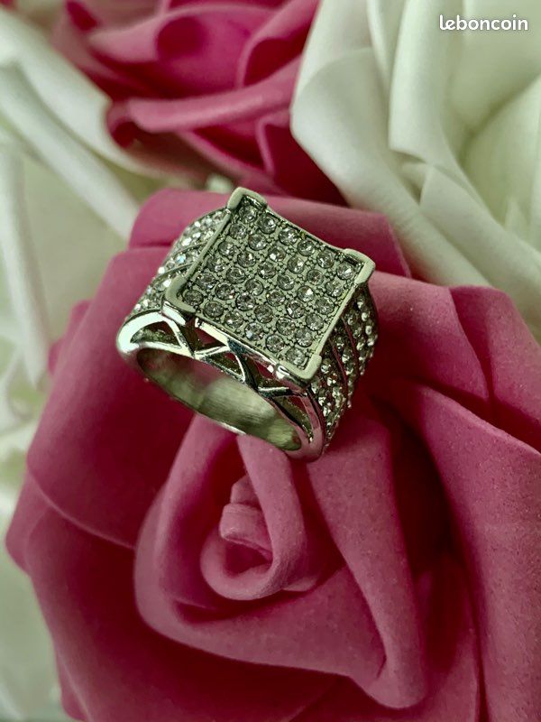 Bague Fantaisie chevalière neuve ornée de strass Diamètre intérieur 1,7 cm (image 3)