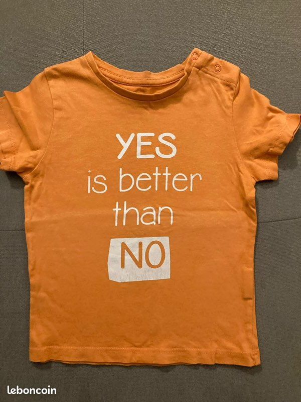 Superbe Ensemble vêtements d’été pour filles ou garçons en 2 ans. 1 short salopette en jean et 2 tee-shirts (image 4)