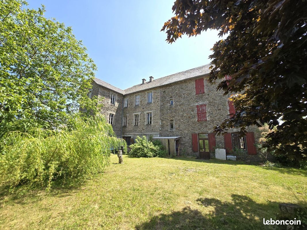 Maison 18 pièces 440 m² · à Salles-Curan · 440 m² · 199 000 €