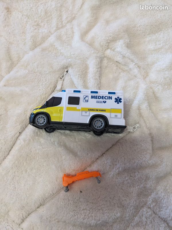 Dickie Toys Ambulance avec effets lumineux et sonores 37 cm - Comparer