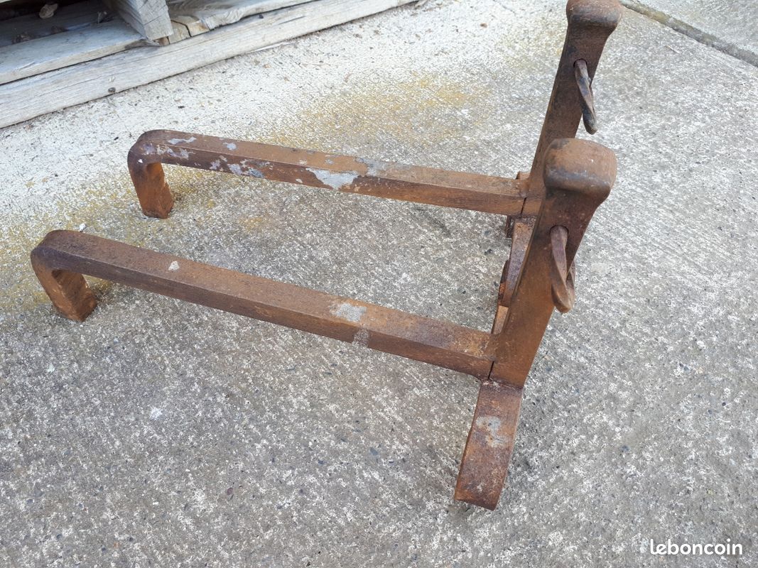 Paire De Chenets Anciens Pour Cheminée - Décoratifs En Fonte Ou Métal - Vintage