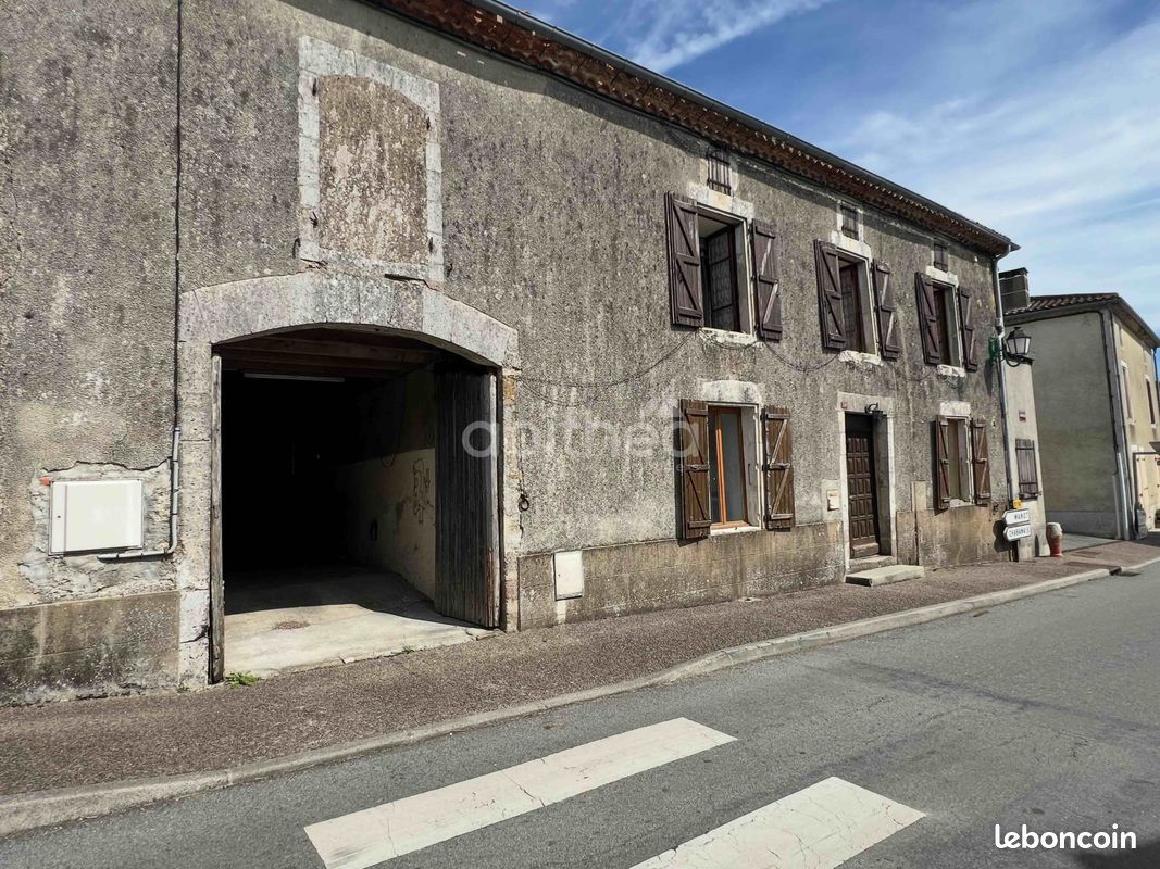 Maison 5 pièces 165 m² · à Terres-de-Haute-Charente · 165 m² · 77 500 €
