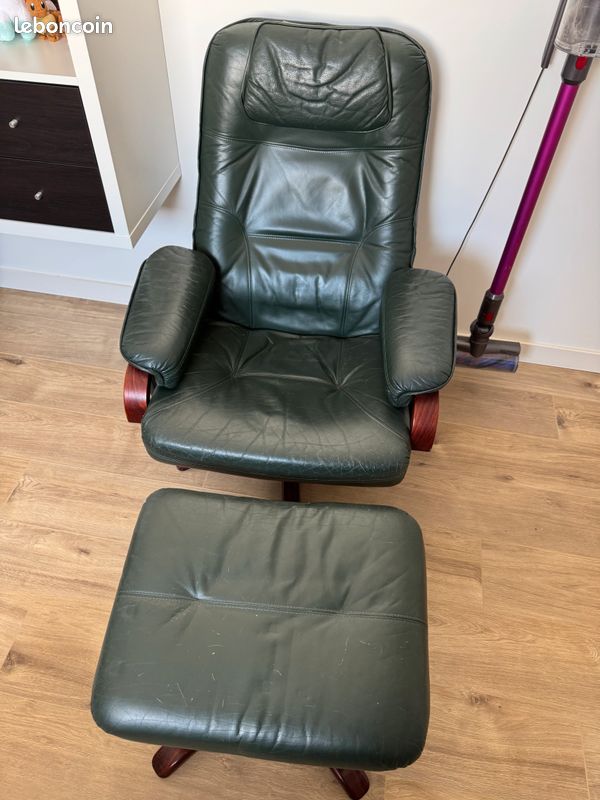 Fauteuil pivotant vintage Unico avec repose-pieds – années 1970 | €850 | Whoppah
