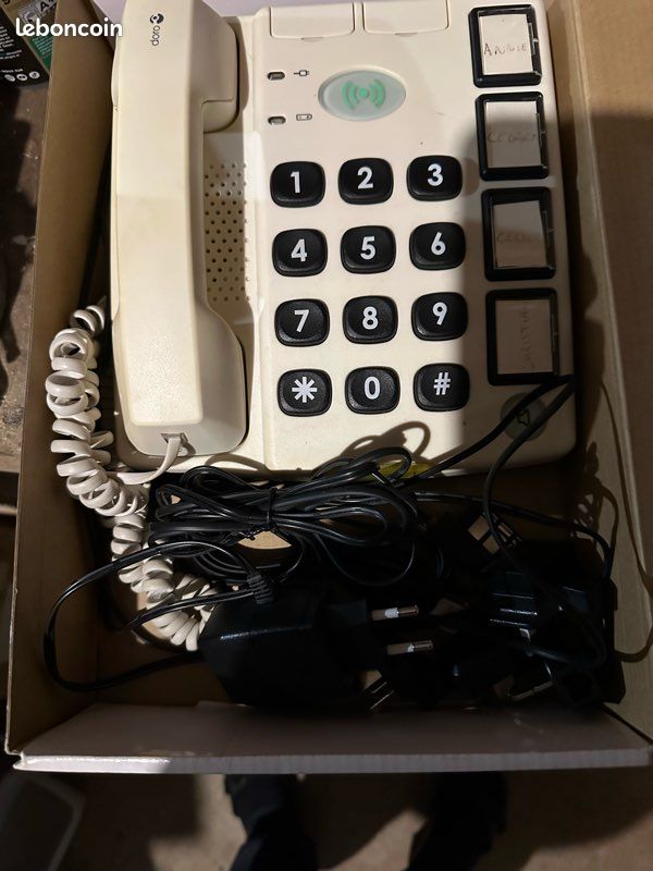 Téléphone alarme avec deux badges à porter par les personnes pour déclencher l'alarme téléphonique (image 2)