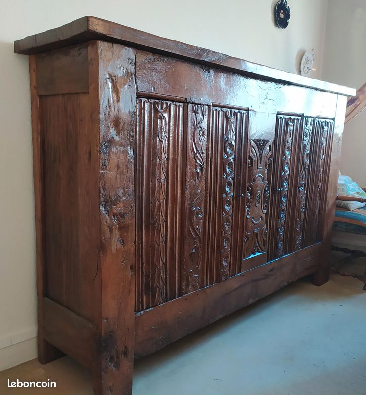 Important buffet à hauteur d'appui en chêne mouluré, sculpté et teinté (panneaux de bois du XVIè s.) (image 1)
