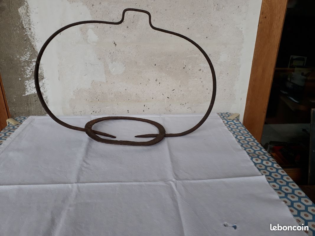 Ancien porte marmite en fer (image 1)