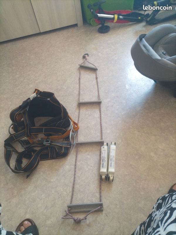 Lot harnais antichute Protecta + absorbeurs Petzl + échelle de corde (image 1)