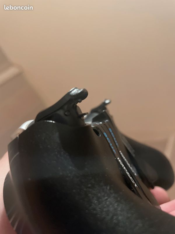 Manette scuff impact (image 2)