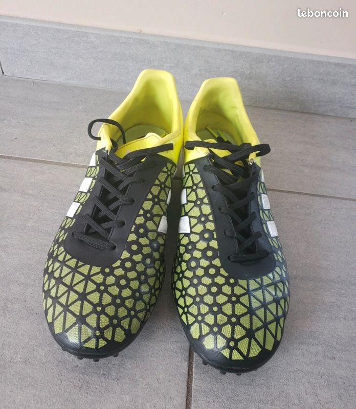 Chaussures de foot/ Crampons Adidas (image 1)