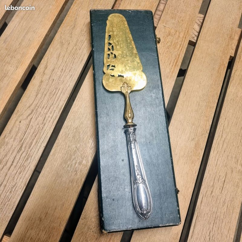 Ancienne Pelle à Tarte. Manche En Métal Argenté  Ou Argent  Et Pelle Doree Dans Coffret D Origine Tbe 9f606d7