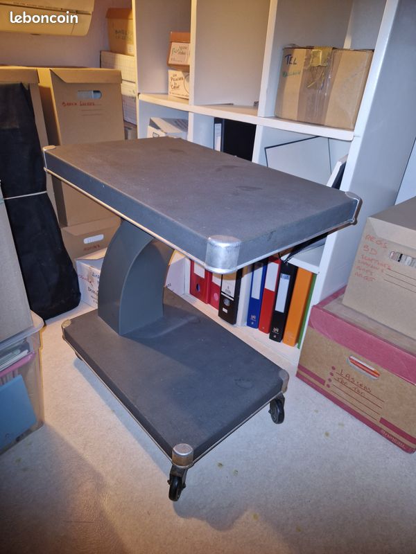 Tablettes vintage sur roulettes pour ordinateur (image 1)