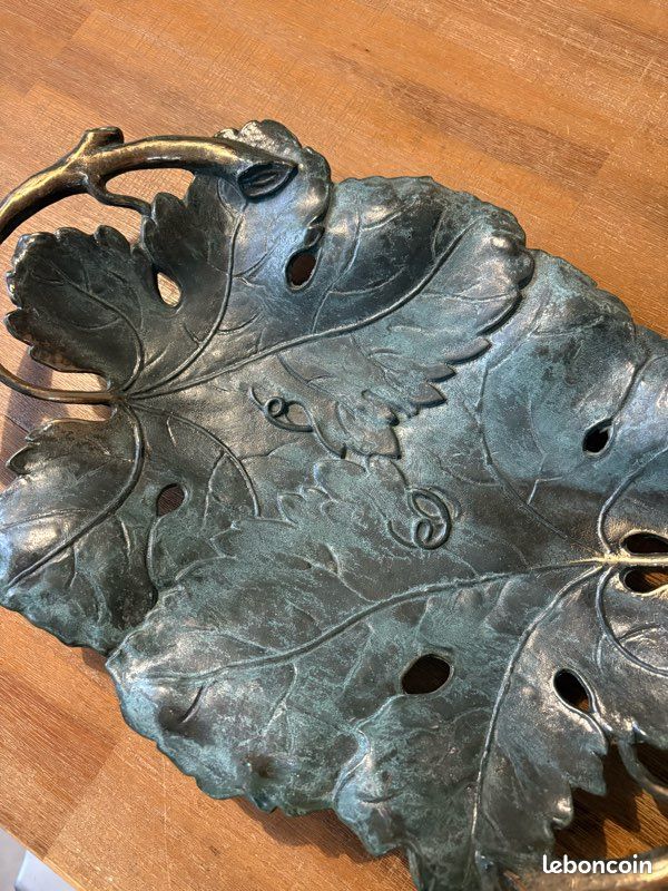 37 x 24 ancien plateau vide poches 1900 bronze décor vignes tbe (image 3)