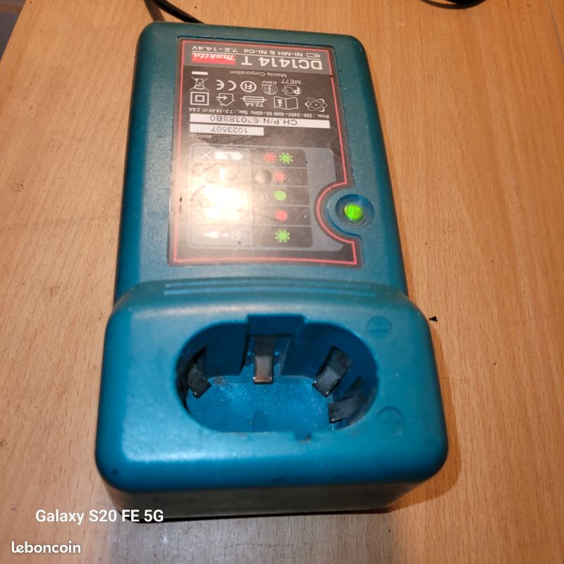 Chargeur Makita DC 1414T D'occasion - 14,4 V, Fonctionnel