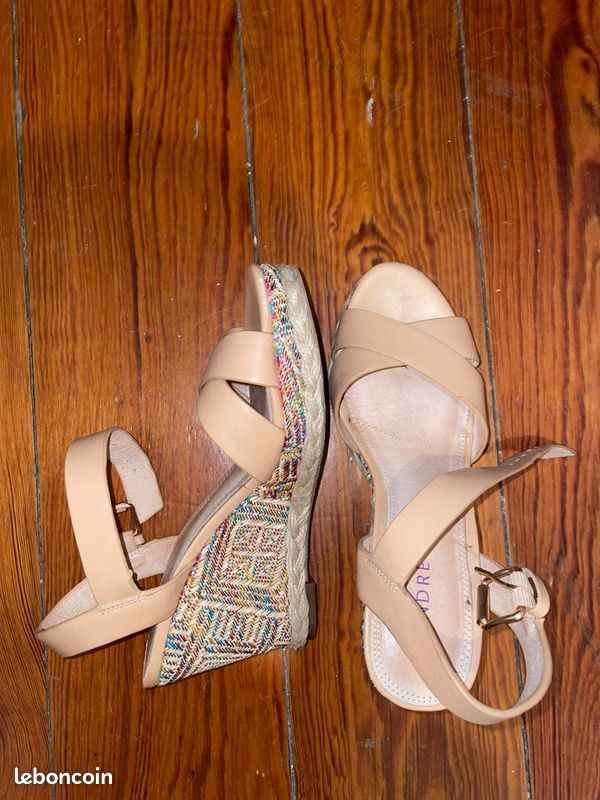 Chaussures compensées beige (image 3)