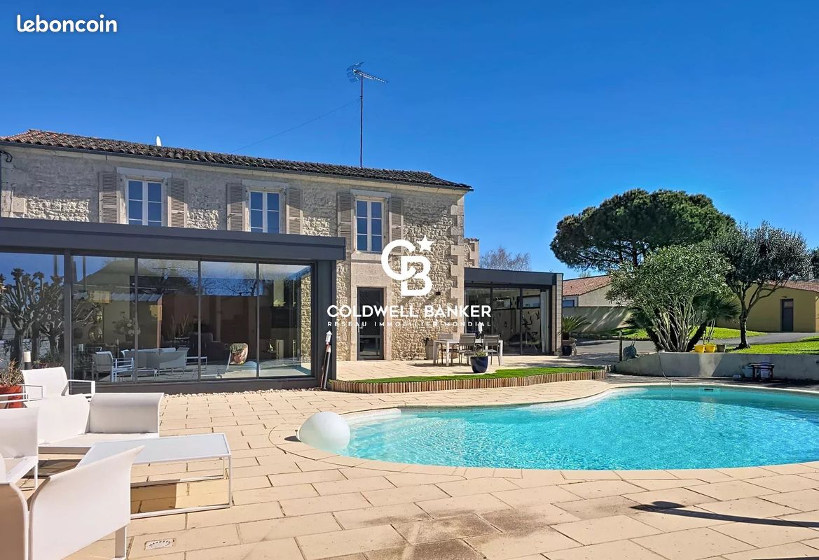 Maison 8 pièces 260 m² · à Fontenay-le-Comte · 260 m² · 545 000 €