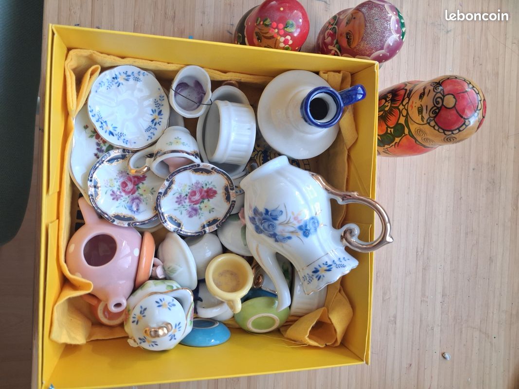 Lot D'éléments De Dînette Ancienne En Porcelaine Et Autres Matières - Occasion - Pour Collection Ou Décoration