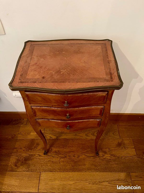 Table d’appoint en marqueterie (image 1)