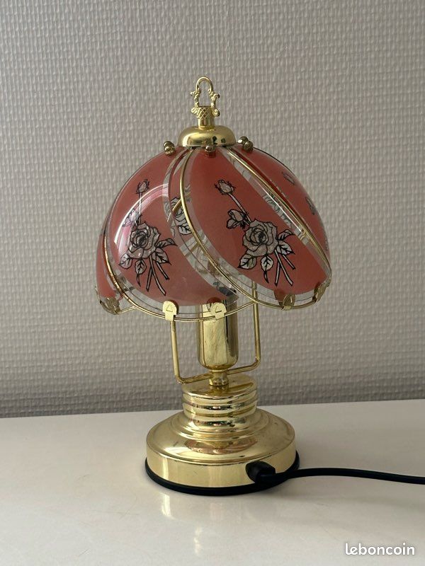 Lampe tactile vintage avec un abat-jour rose orné de motifs floraux (image 3)