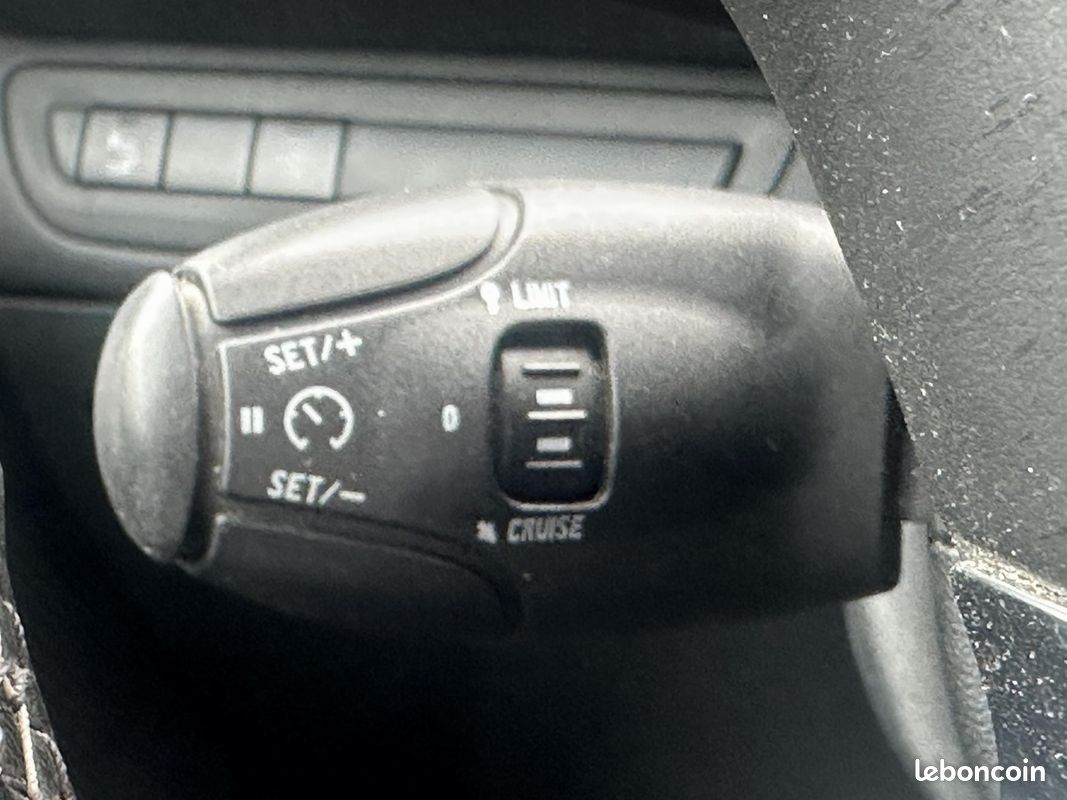 Peugeot 2008 1.6 BlueHDi 120 Allure + Options (image 19)