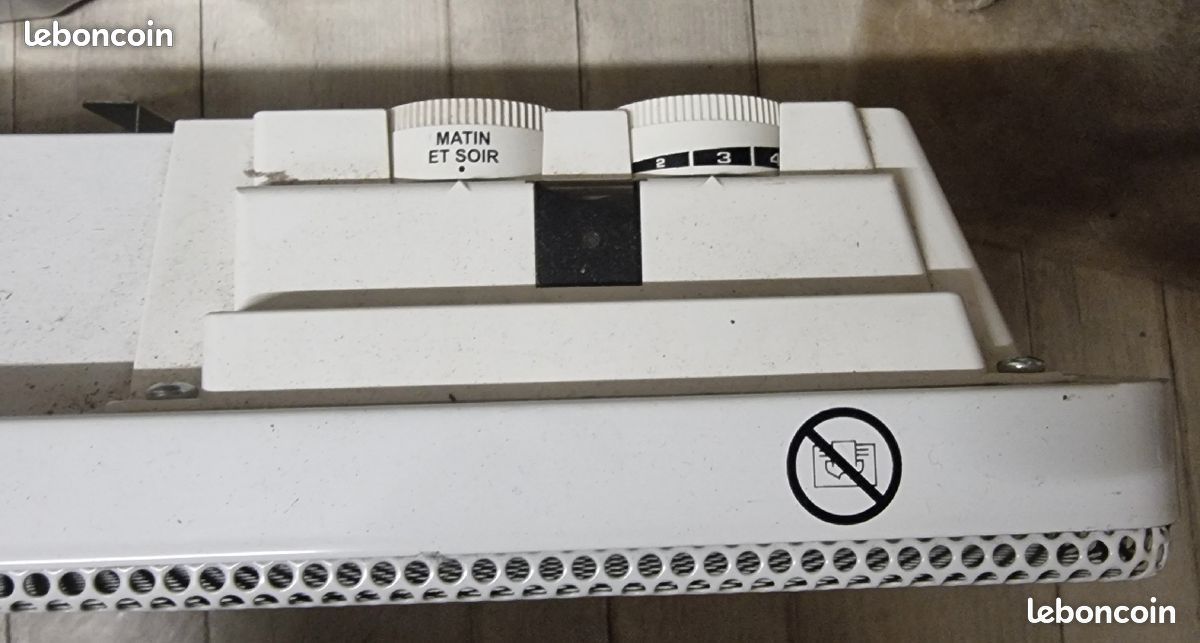 Radiateur / Convecteur électrique à nid d'abeille de 1500w. Commande fil pilote + 3 programmes intégrés. 65X28 Très bon état (image 2)