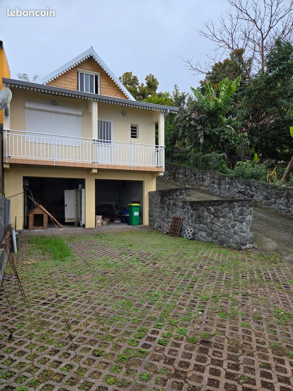 Maison 5 pièces 100 m² · aux Trois-Bassins · 100 m² · 330 000 €