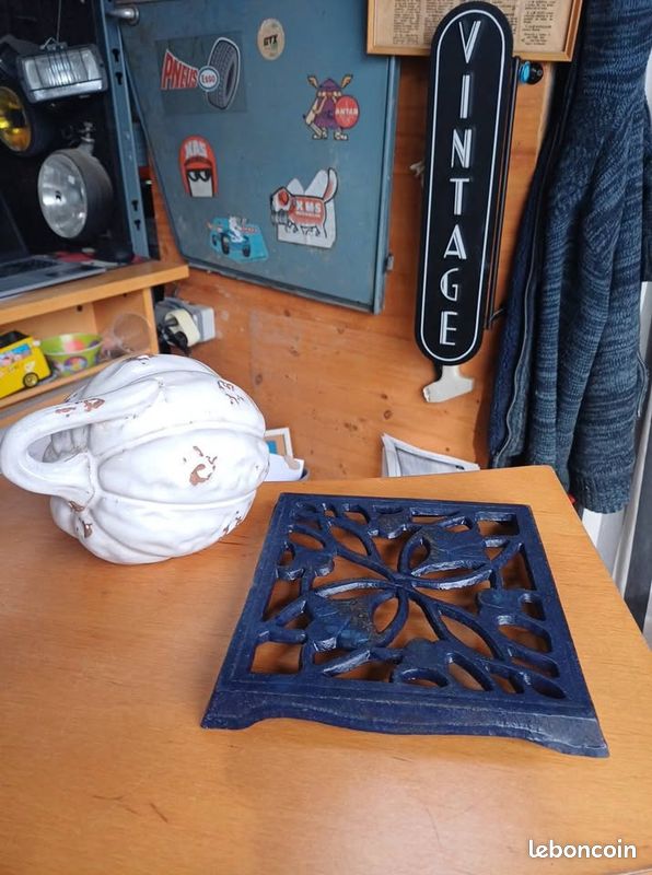 Dessous de plat vintage en fonte émaillée – motif décoratif - Arts de la table