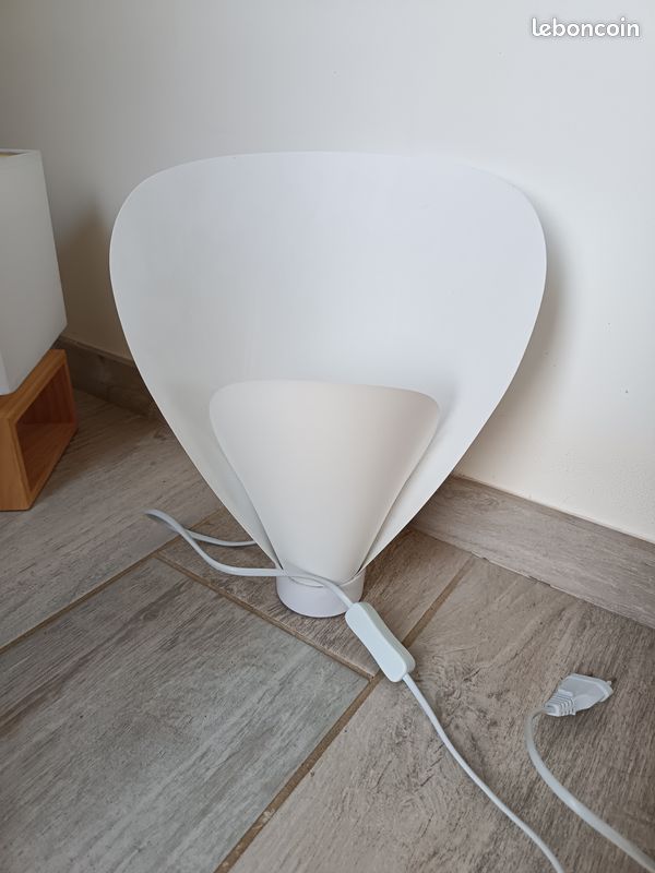 Jolie lampe de chevet (image 1)