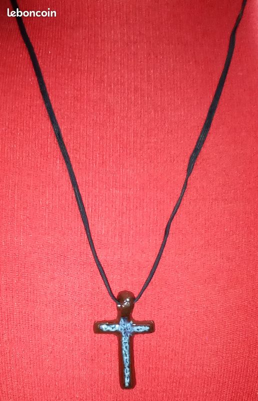 Croix en terre cuite vintage avec son cordon (image 3)